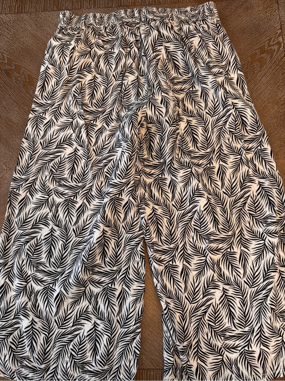 Tahari Beige/Black Floral Cropped Pants XL Elastic Waist 36” Inseam 23” Wide Leg - Picture 5 of 5